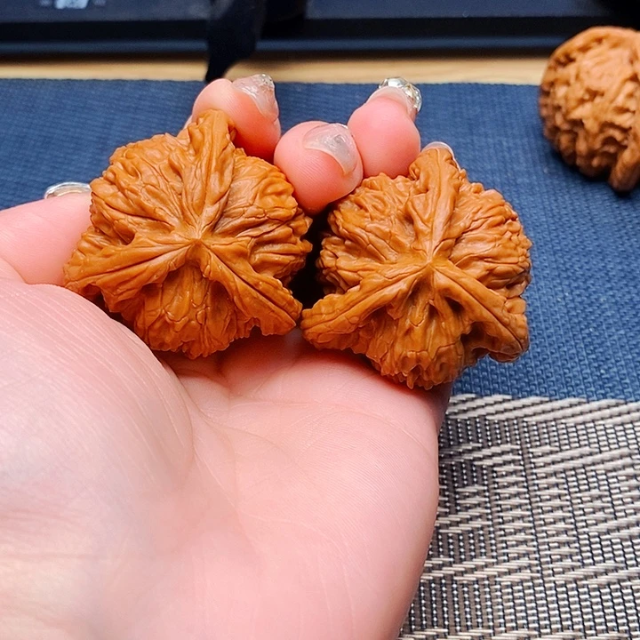 旭***…文玩核桃吊坠三棱