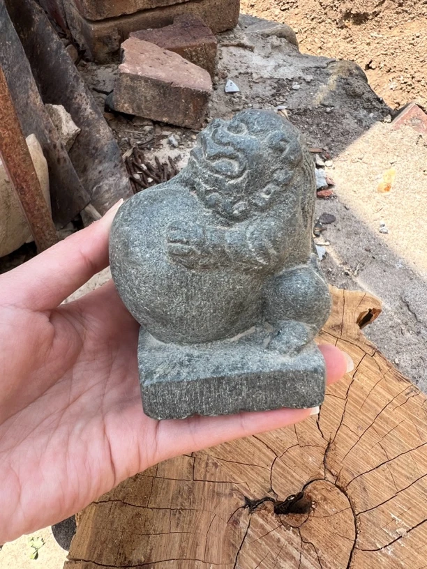 青石 抱球狮 手把件