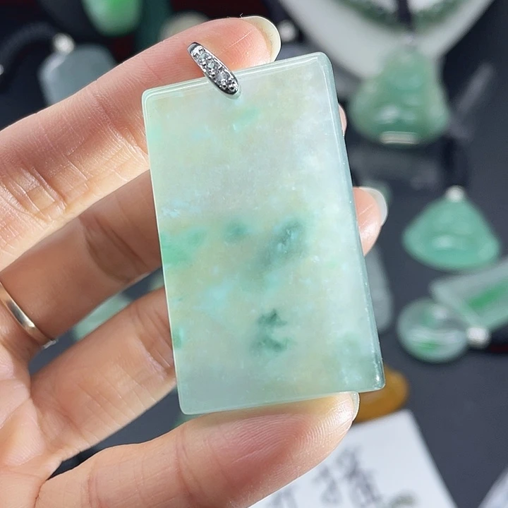 翡翠未镶嵌吊坠(赠链)