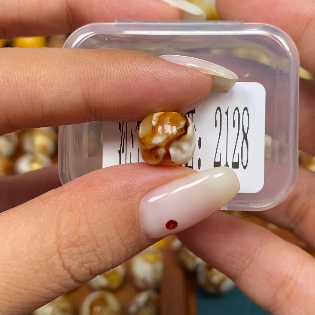 蜜蜡未镶嵌珠宝奇石2128