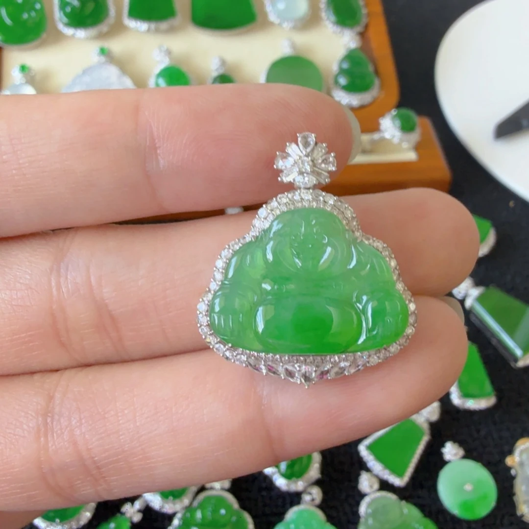 翡翠18K金镶嵌颈饰吊坠