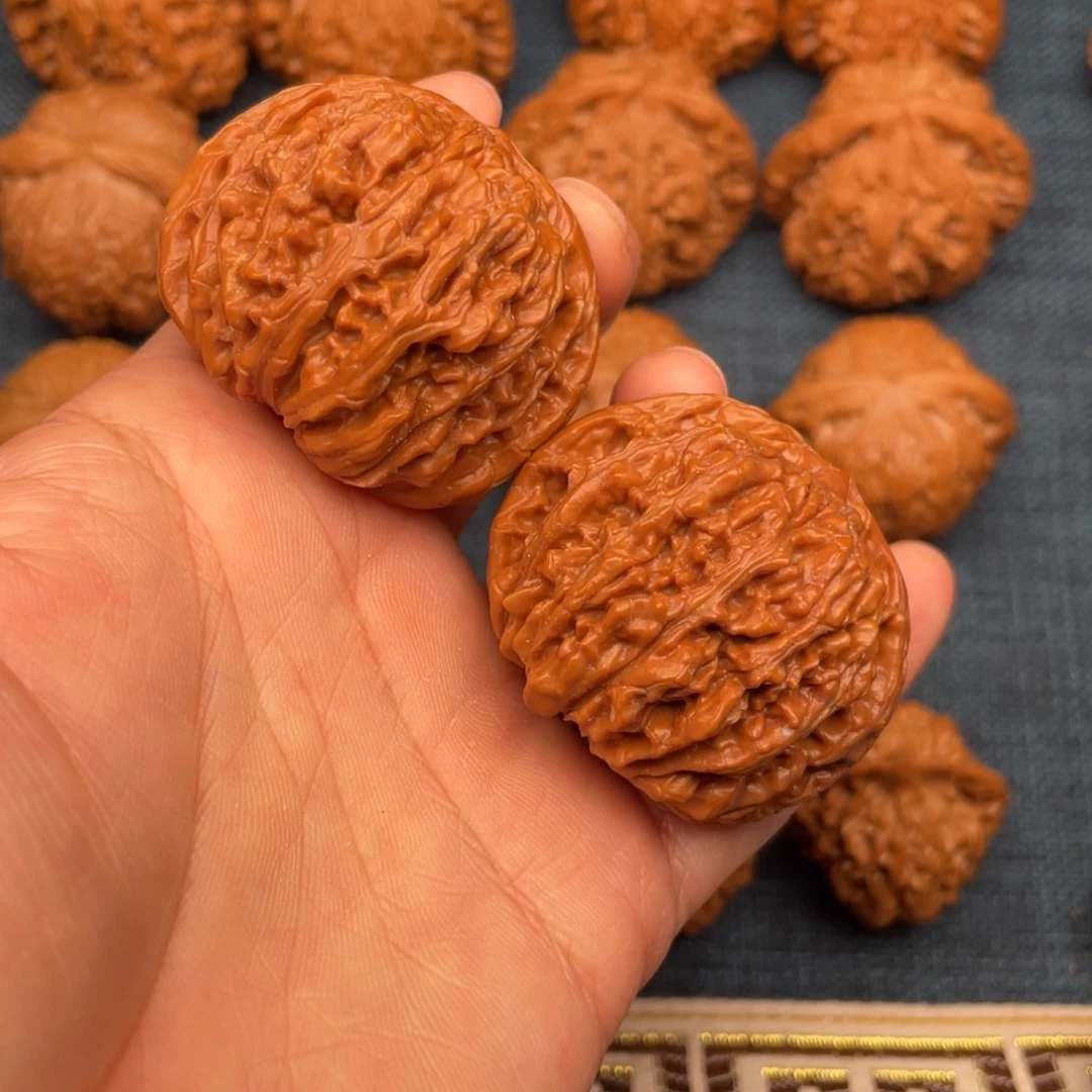 文玩核桃把件43红皮老树山地楼