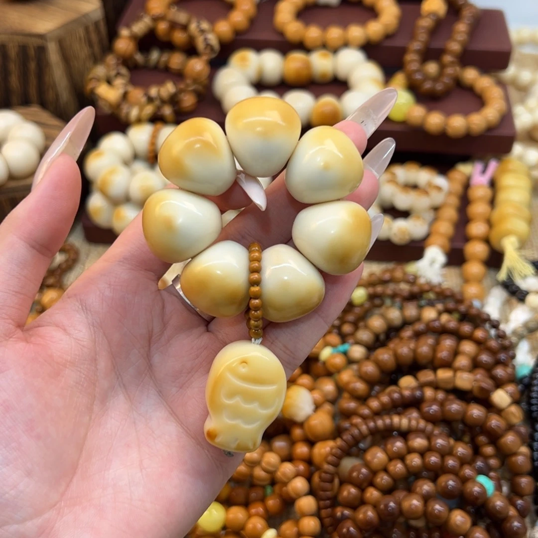 吊坠菩提根/象牙果烤面包搭配小鱼