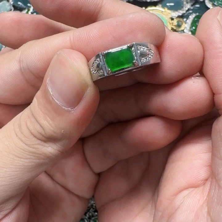 翡翠未镶嵌颈饰天然A货翡翠放漏