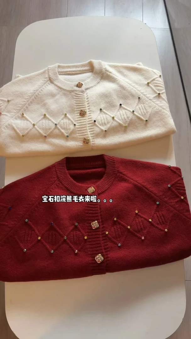 宝石扣红毛衣。浣熊。开衫。减龄洋气毛衣89927