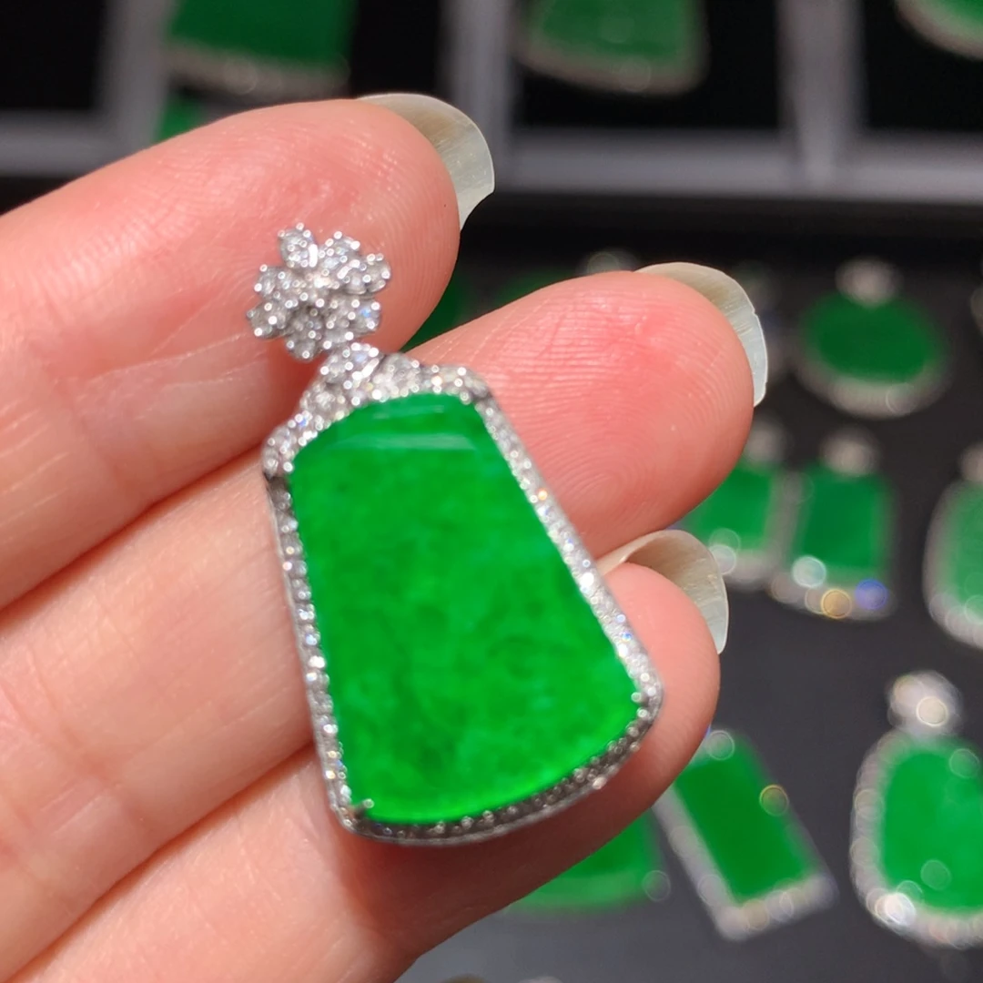 翡翠颈饰18K金镶嵌翡翠