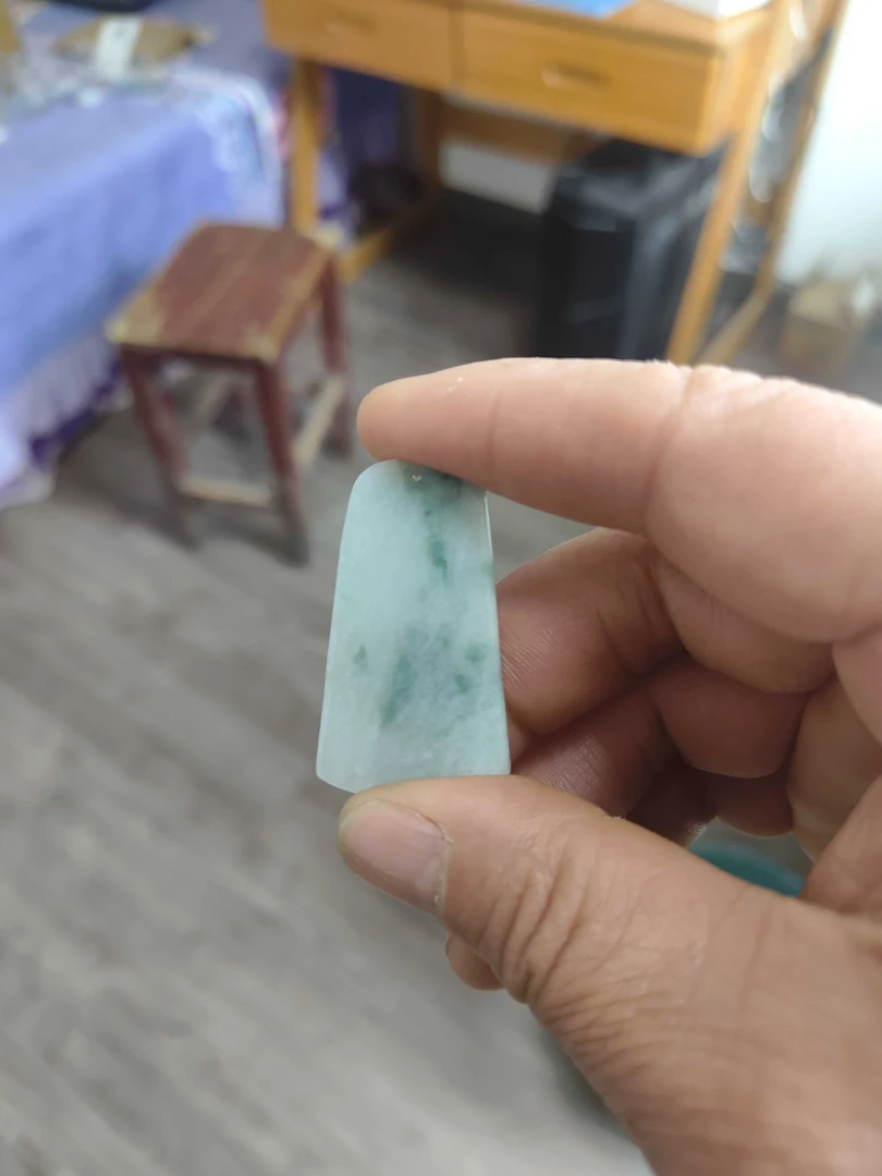 天然缅甸a货翡翠。