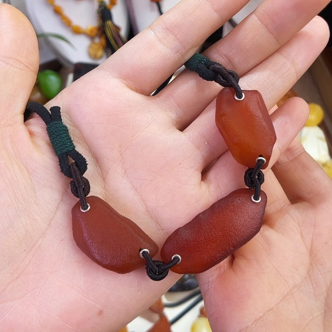 琥珀珠宝奇石未镶嵌。