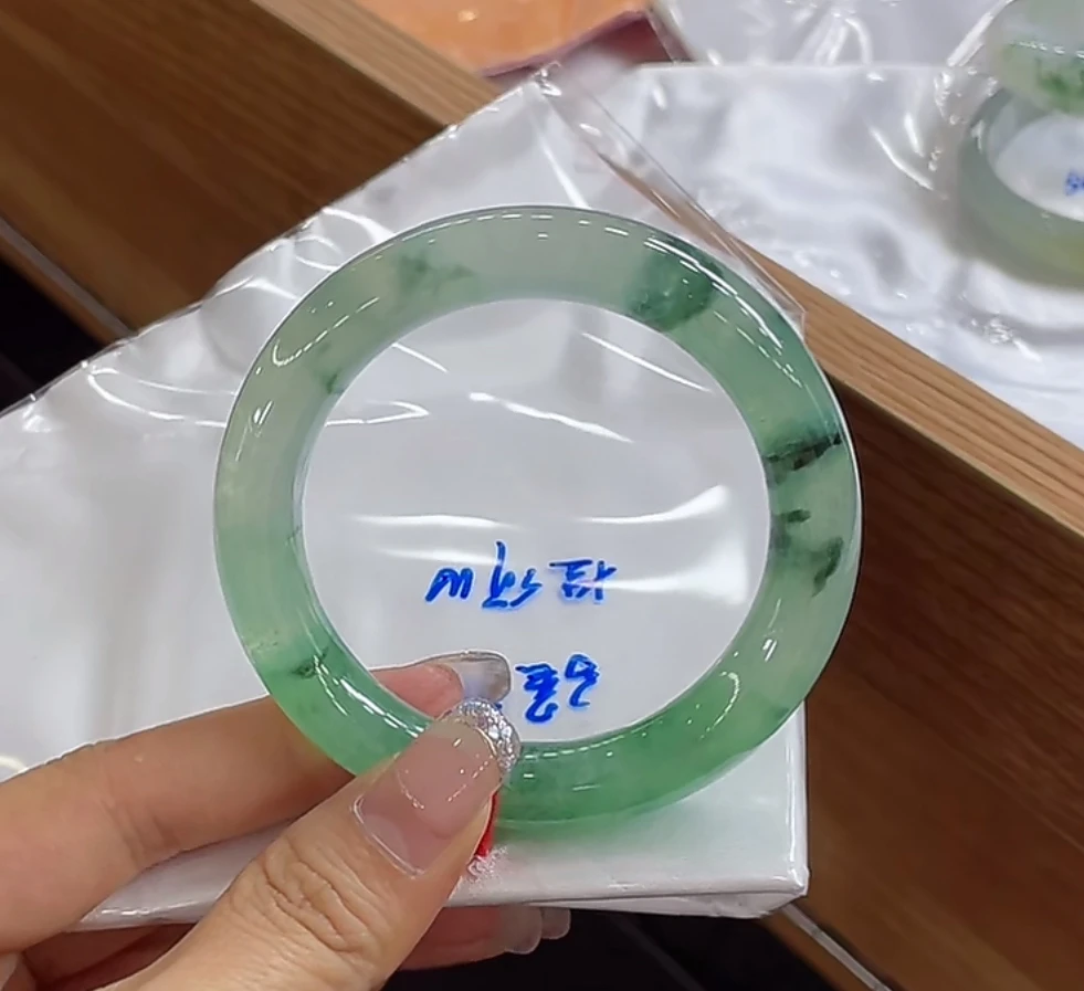 （强推款）52-53圈冰绿圆条翡翠手镯