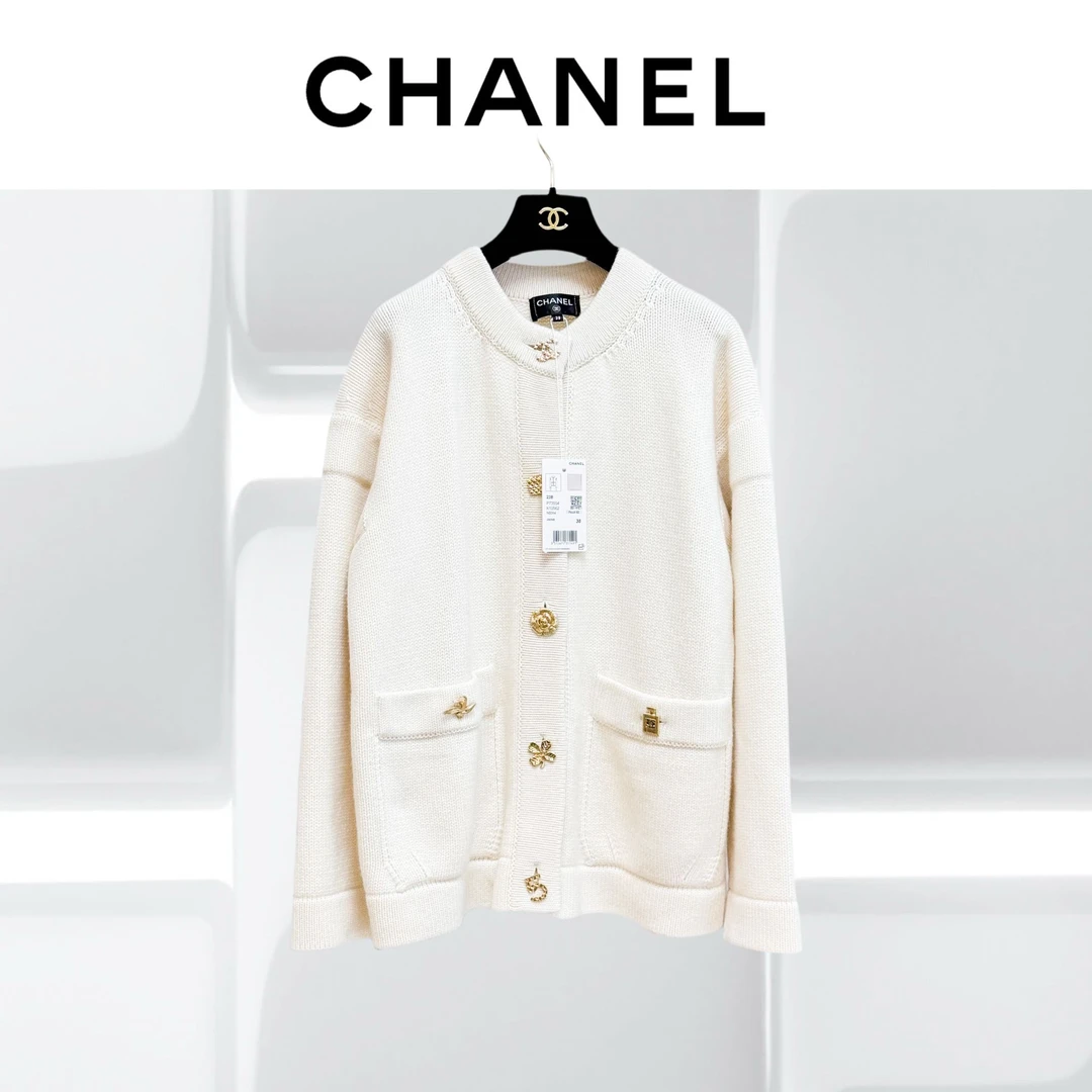 99新 Chanel/香奈儿 38码22B重工徽章纽扣米白色厚款羊绒开衫
