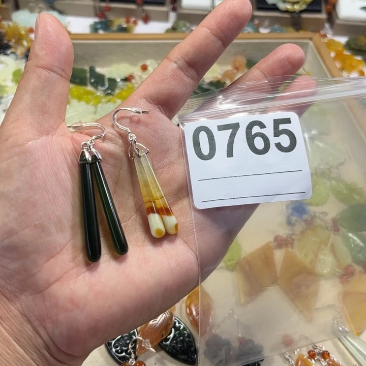 温***夏合金蛇纹石玉耳饰