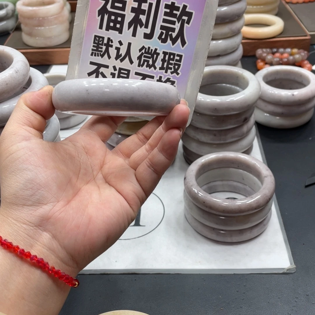 石英质玉手镯未镶嵌淡**风