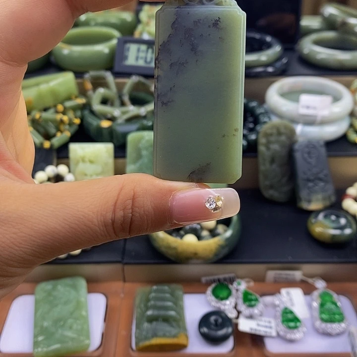 透闪石质玉未镶嵌颈饰