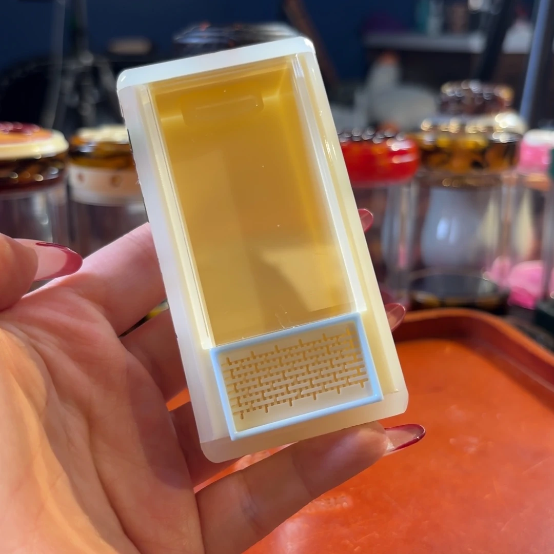 阿***来白色碎花虫盒盒盒盒