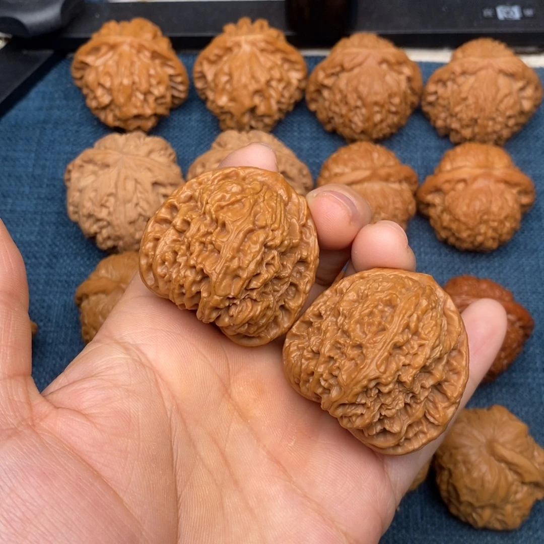 文玩核桃把件40老树红皮三角南疆