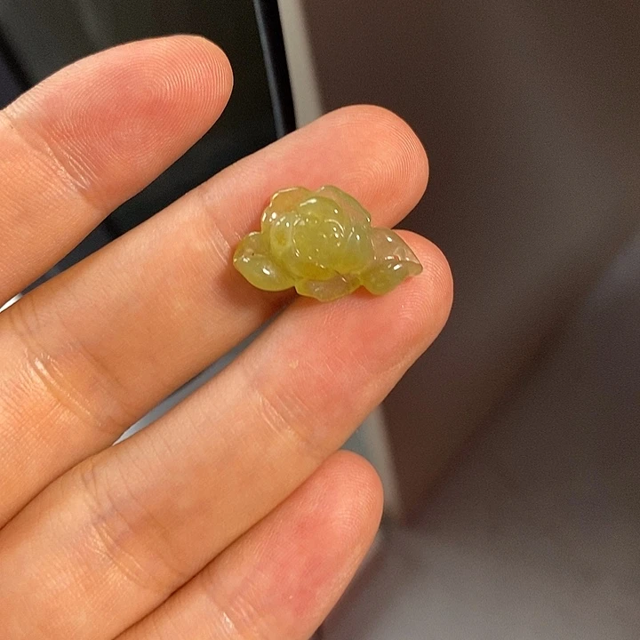 翡翠挂件未镶嵌冰黄荷花