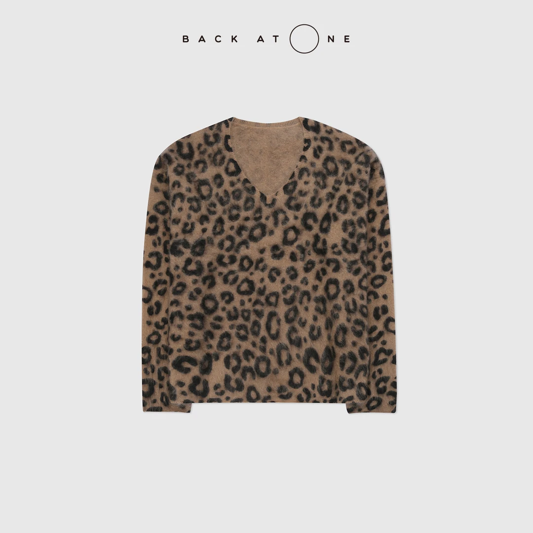 BACKATONE“美豹系列-致柔”棕色豹纹羊绒拉绒针织衫 BFF-1AB407H-K