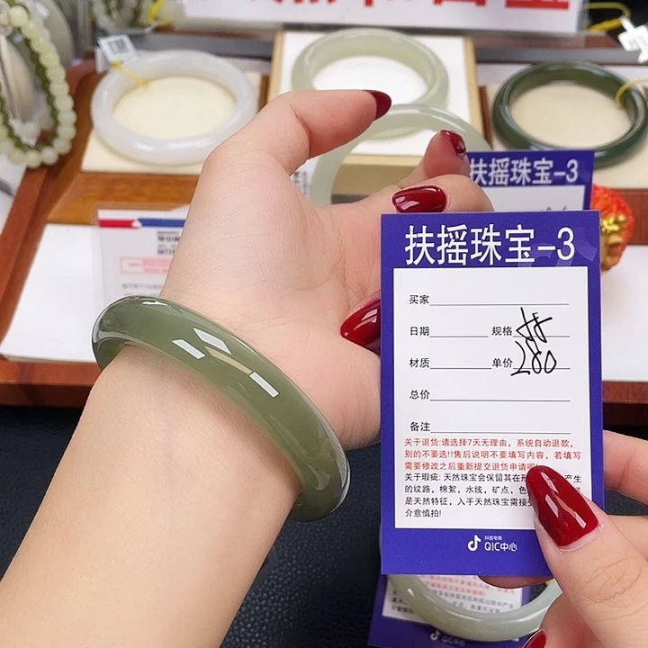 和田玉未镶嵌手镯