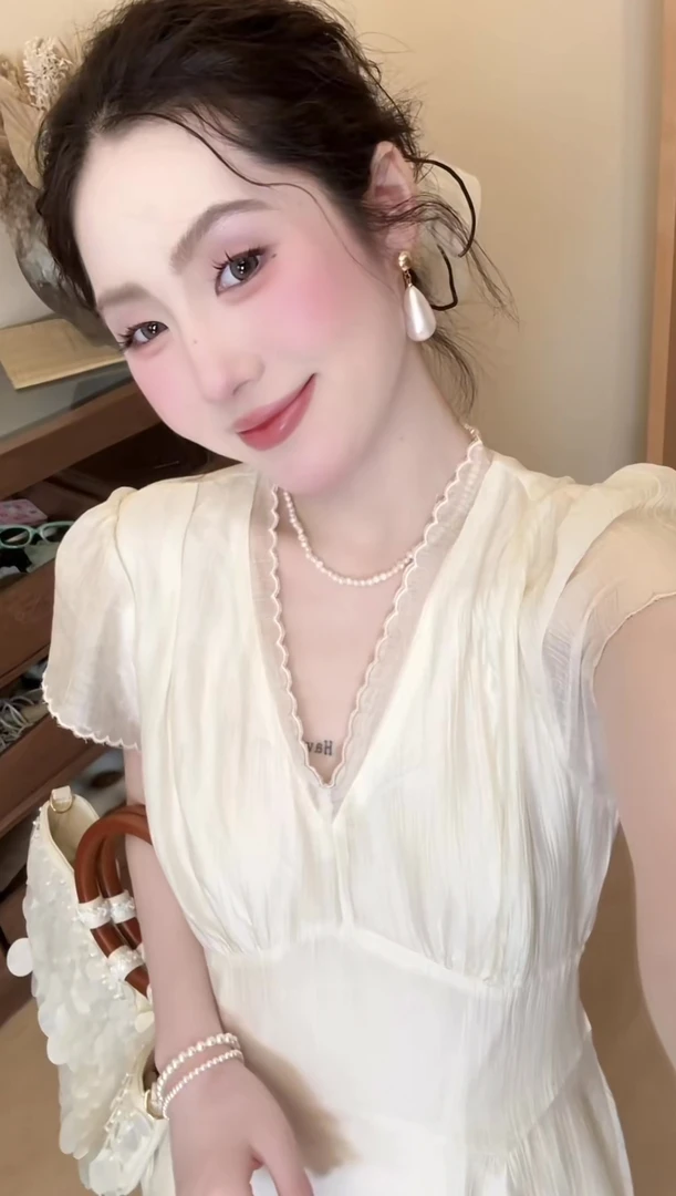 法式白月光v领连衣裙温柔初恋奶甜修身减龄高级感收腰裙子夏