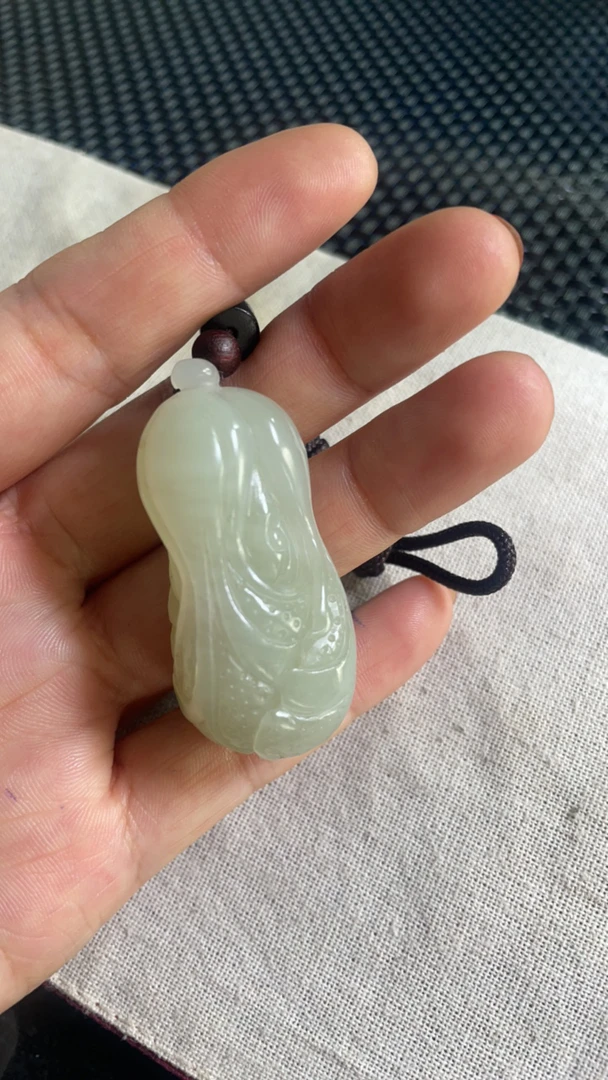 天然和田玉山料白菜挂件