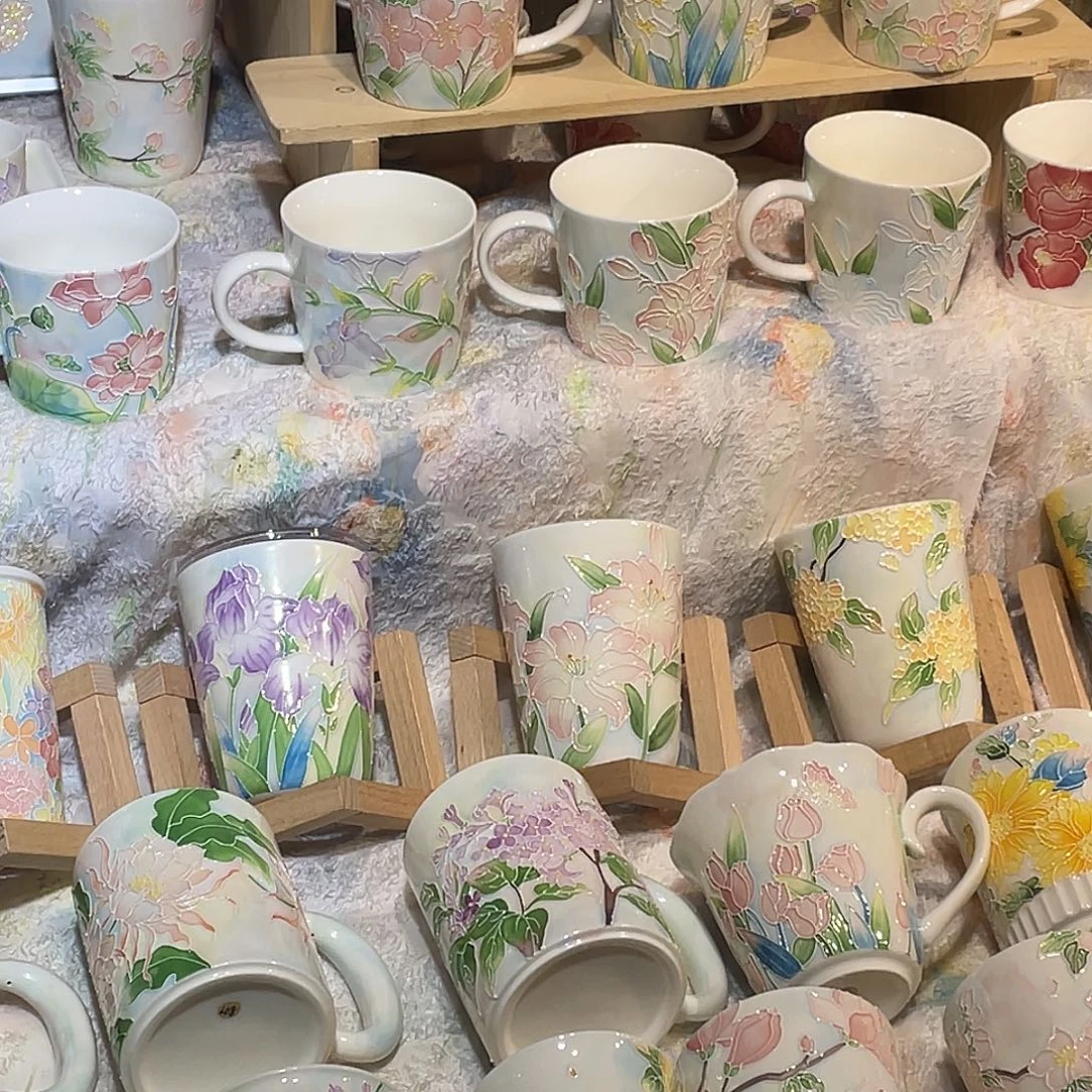 手工手绘的陶瓷杯