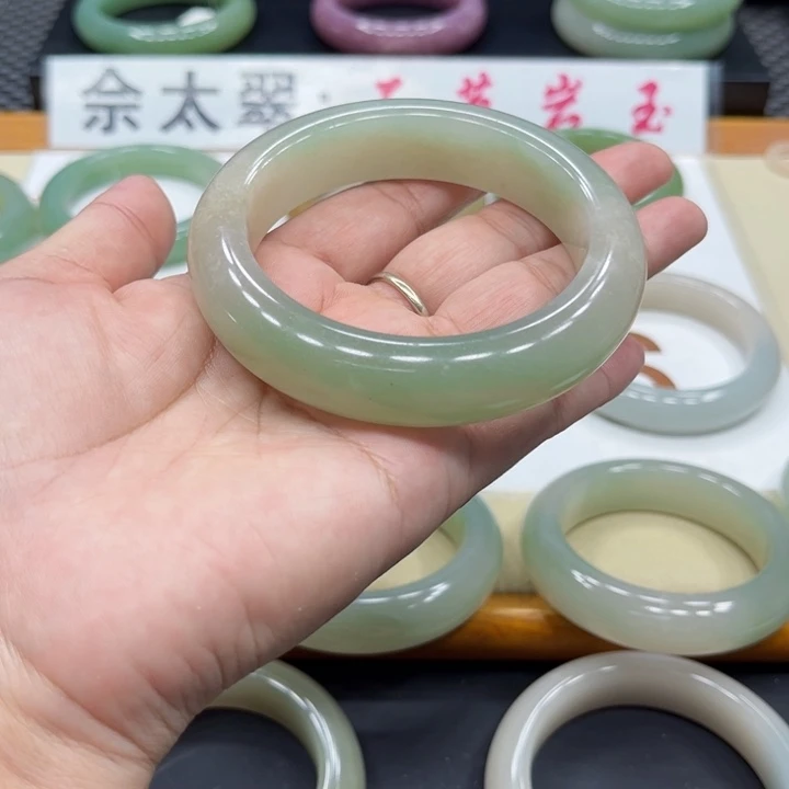 石英质玉手镯未镶嵌米***?