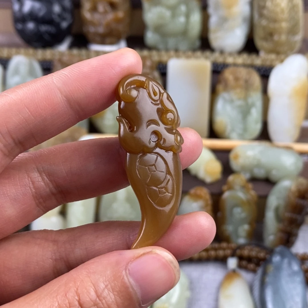 ****李和田玉未镶嵌颈饰