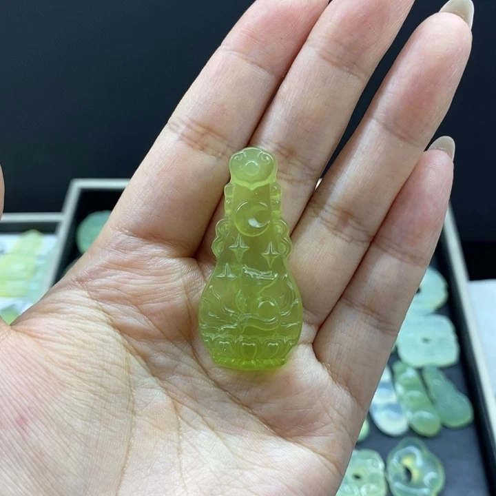 岫玉未镶嵌颈饰琵琶狐