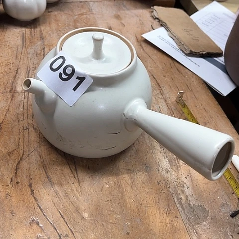 微瑕，明火。约400毫升，把子有裂，091