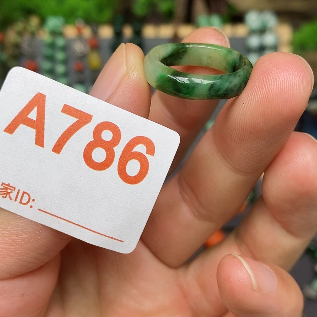 翡翠戒指未镶嵌未****?漂亮美眉