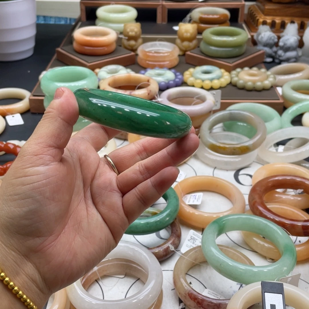 鸿***雁石英岩玉未镶嵌手镯