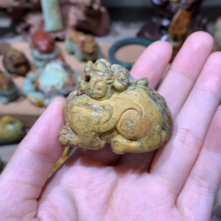 未镶嵌岫岩河磨玉（透闪石质玉）把件