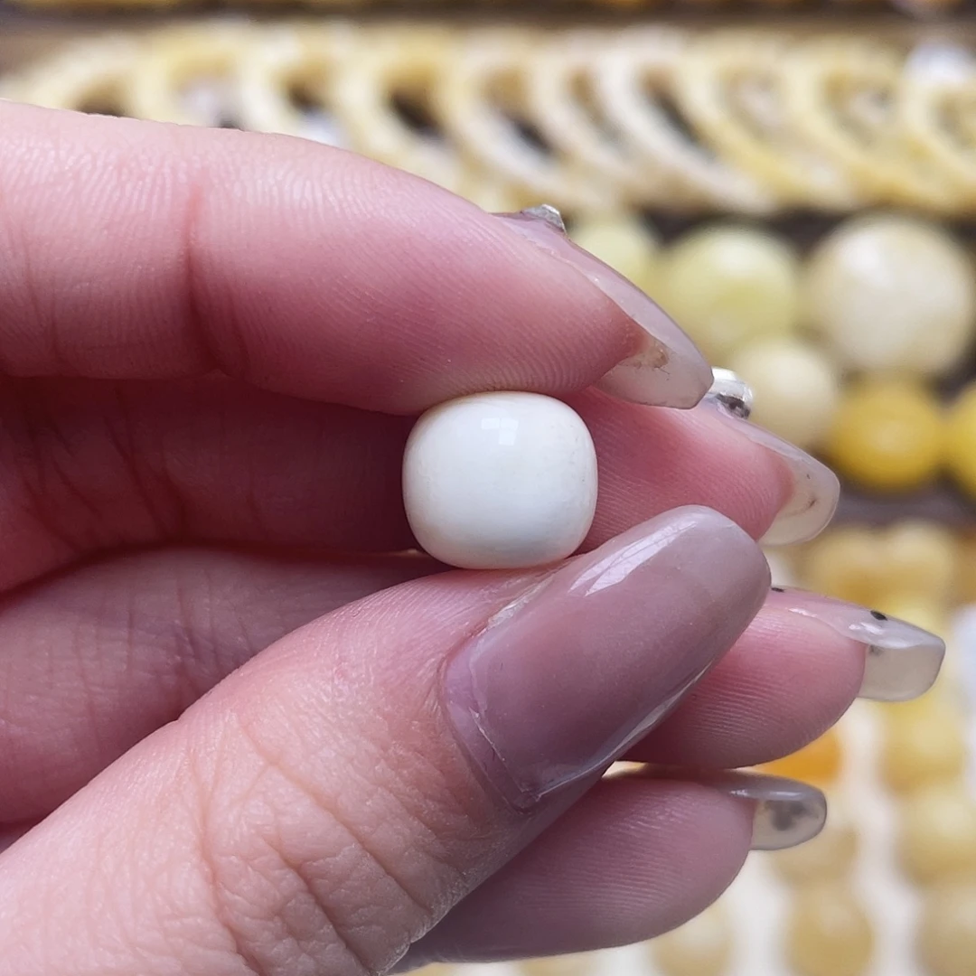 琥珀未镶嵌裸石10.7*9.6mm老型瑕