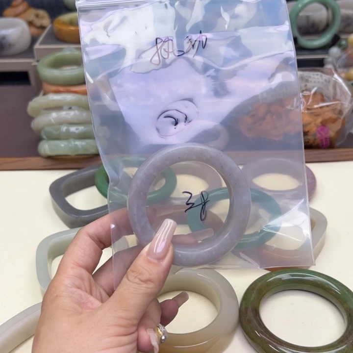 石英质玉未镶嵌手镯执*