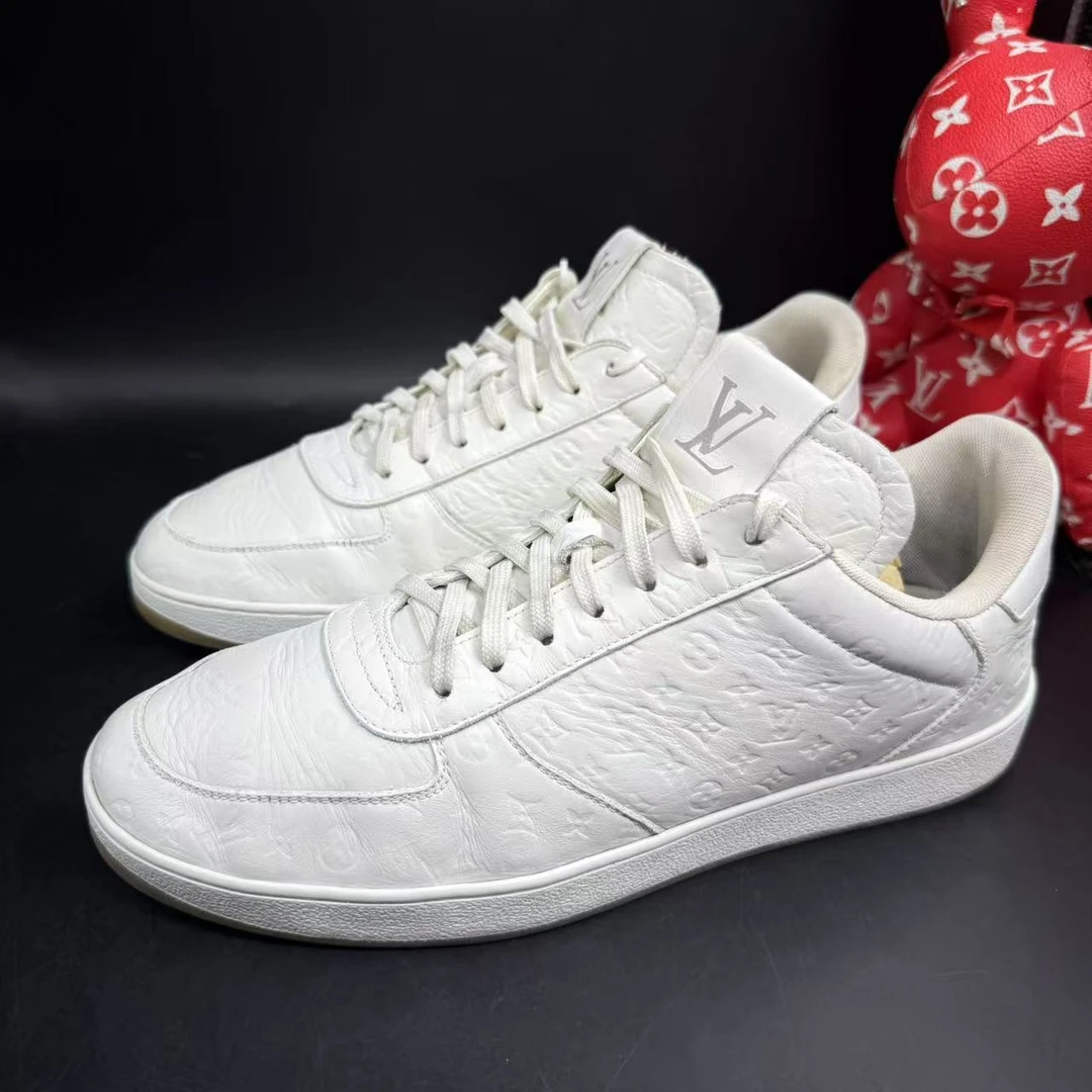 95新 LouisVuitton/路易威登 白浮雕老花满印板鞋41欧码 ddm2574