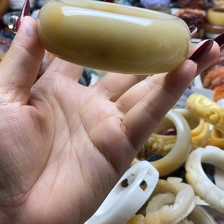 石英质玉手镯未镶嵌