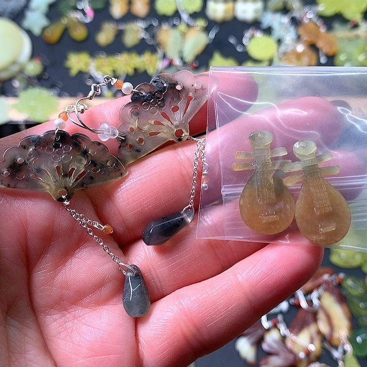 蛇纹石玉耳坠未镶嵌慧***花