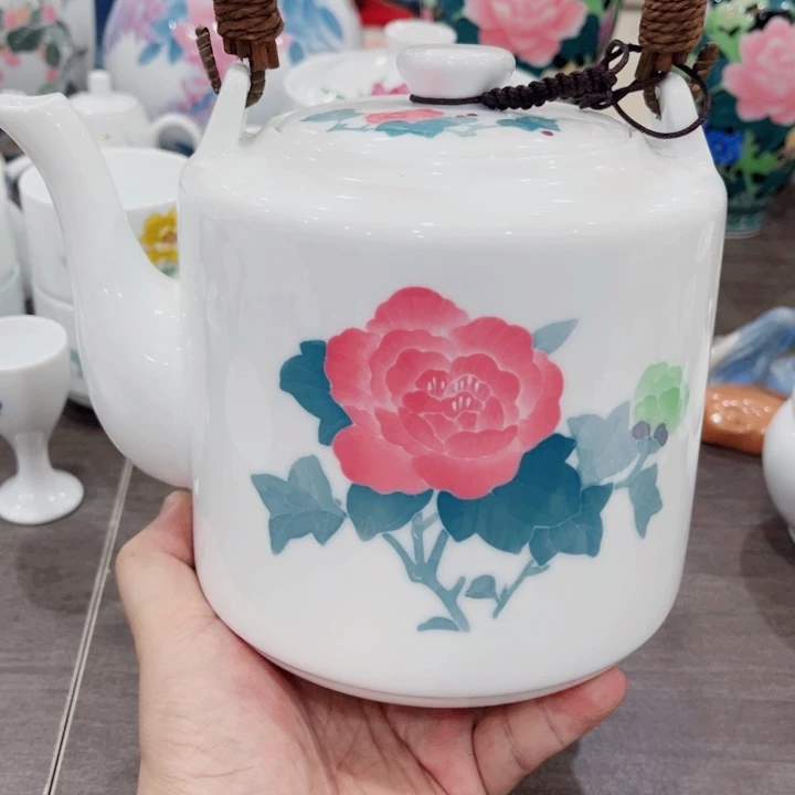 釉下五彩的瓷器和瓷器