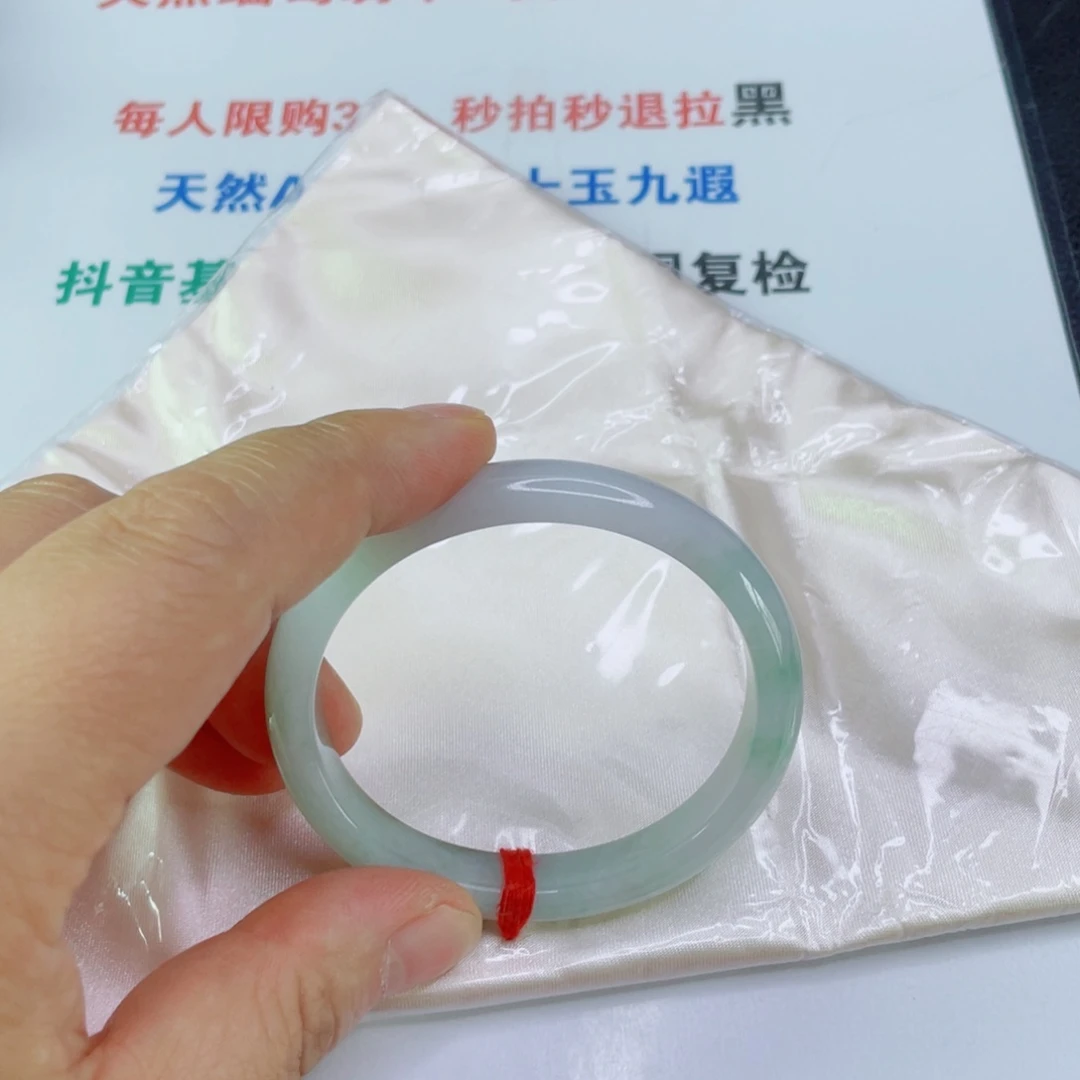 龅***牙翡翠手镯未镶嵌天然翡翠手镯