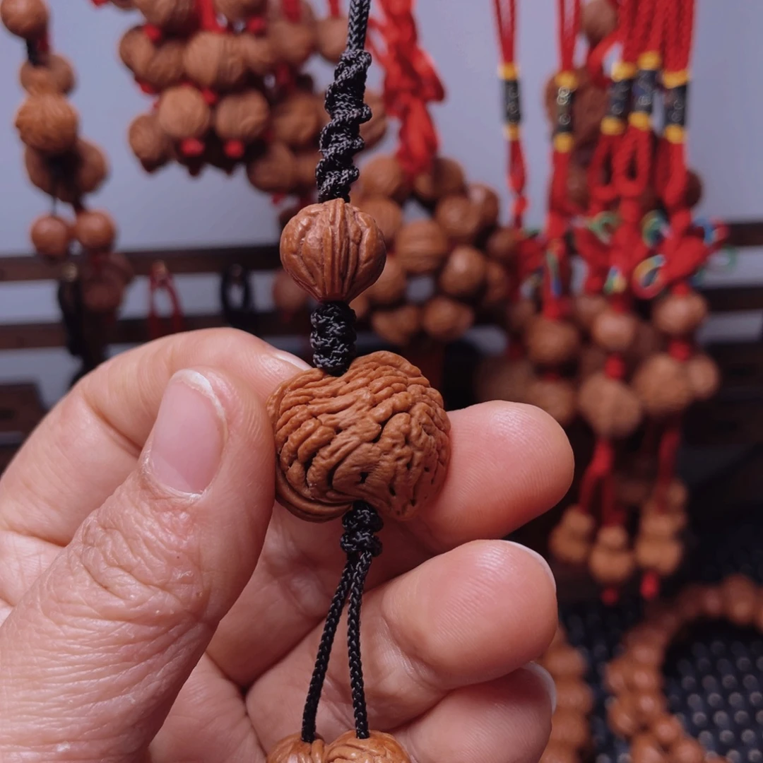 木质类龙纹桃枭挂件