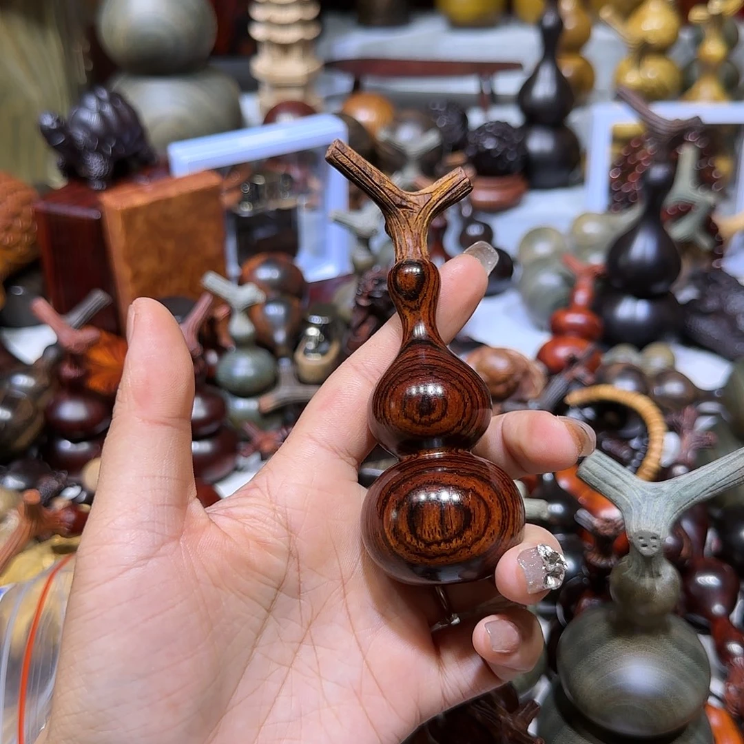 木秋**叶微凹黄檀葫芦一个