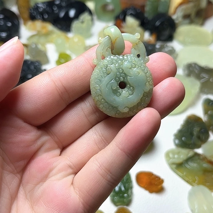未镶嵌蛇纹石玉颈饰