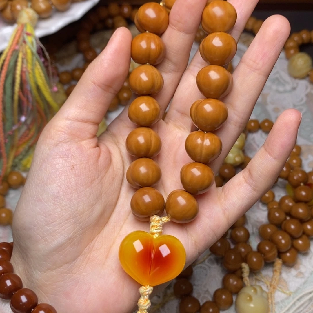 猴头核桃吊坠屁桃手持爱心