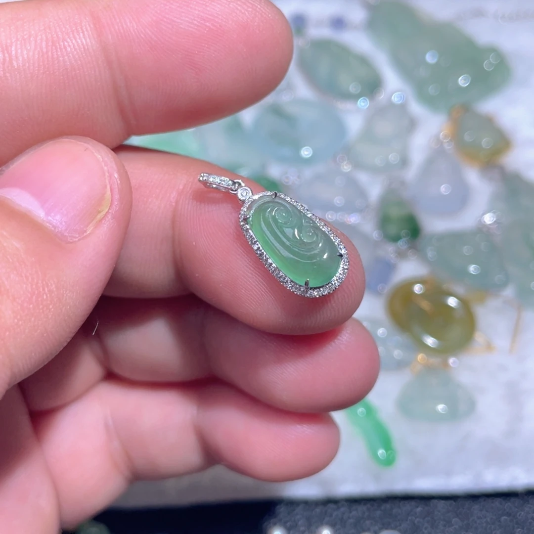 翡翠18K金镶嵌颈饰