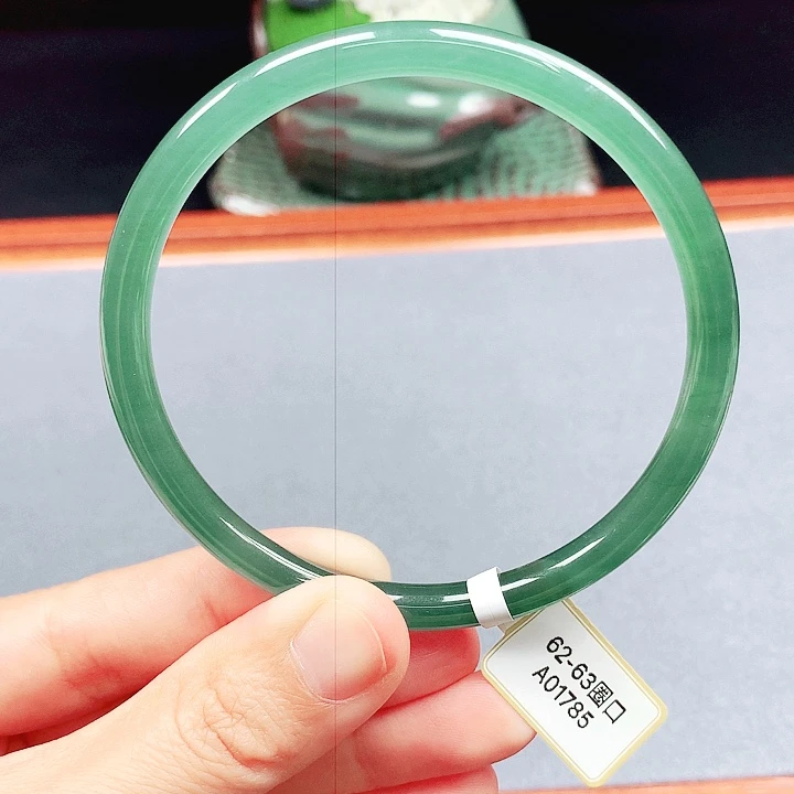 未镶嵌手镯翡翠圆镯