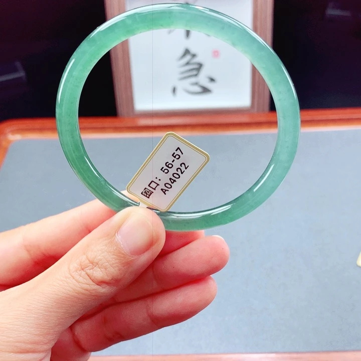 未镶嵌手镯翡翠圆镯