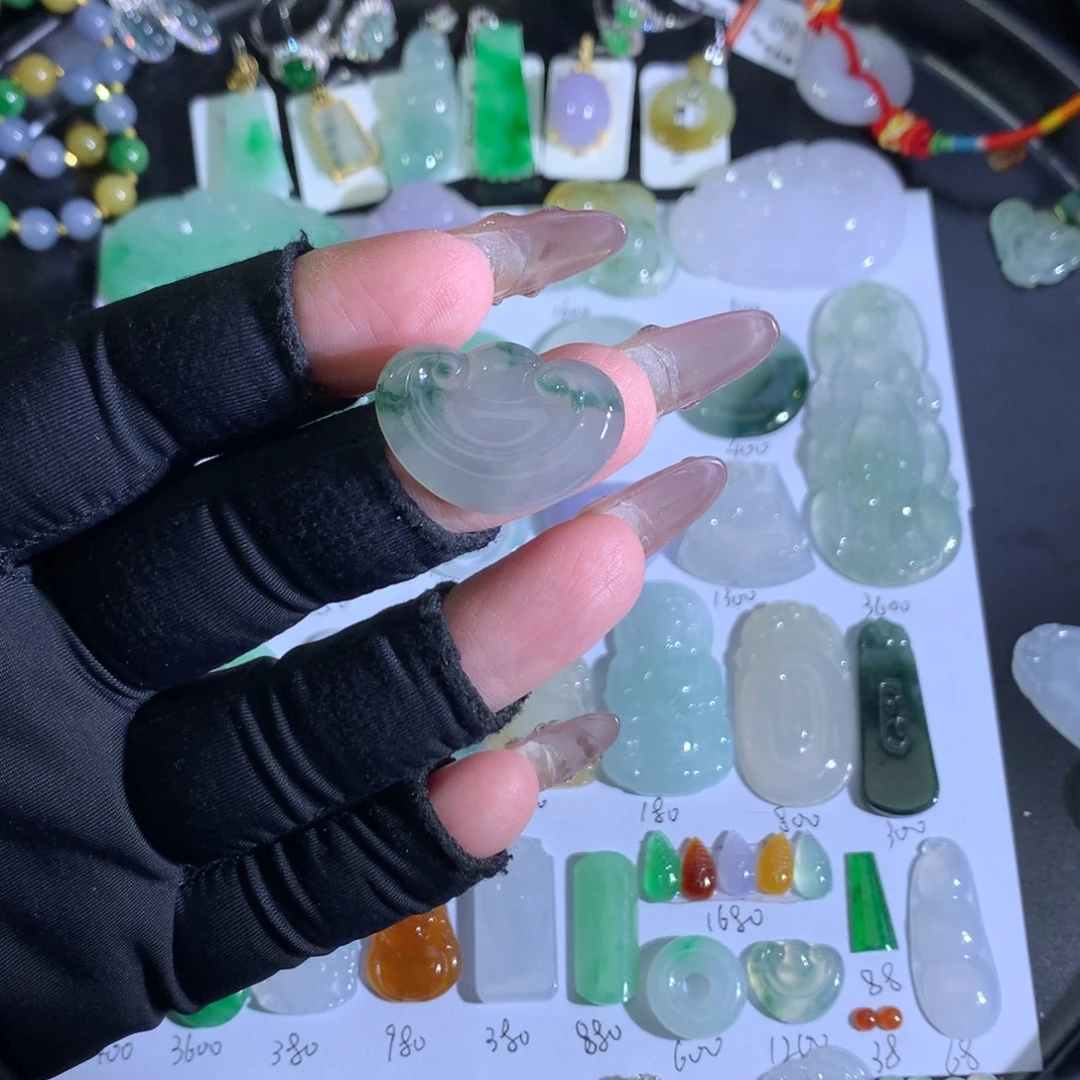 翡翠裸石未镶嵌飘花如意锁