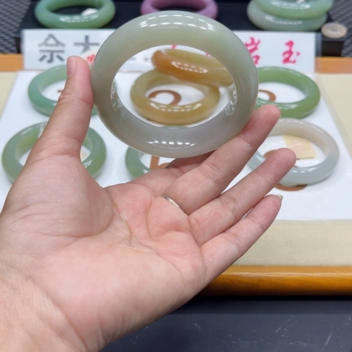 石英质玉手镯未镶嵌妮*妮