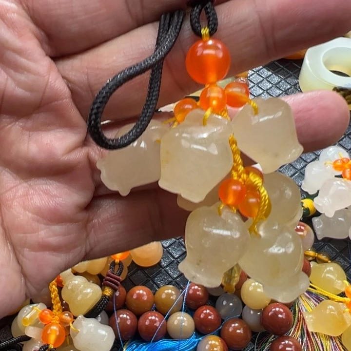 石英质玉（黄龙玉）颈饰未镶嵌