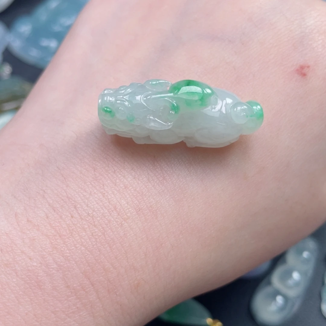 翡翠未镶嵌颈饰貔貅